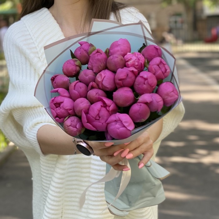 25 малиновых пионов